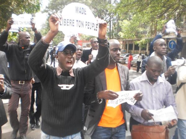 Ils marchaient contre la candidature de Wade : Quatre jeunes de Rewmi dont Thierno Bocoum arrêtés par la police  (Photos)