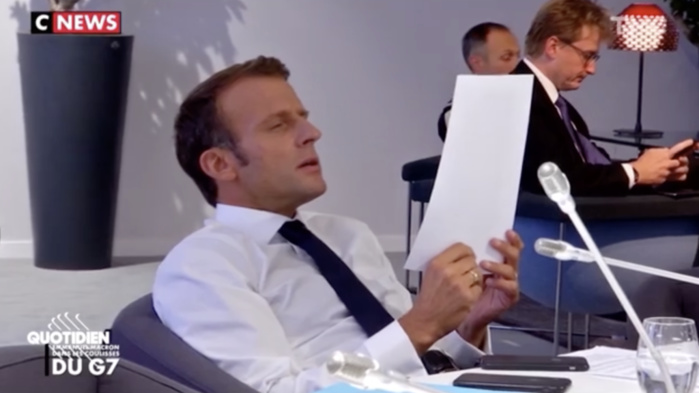 PHOTOS - Quand Emmanuel Macron se vexe pour une faute d'orthographe corrigée par son équipe