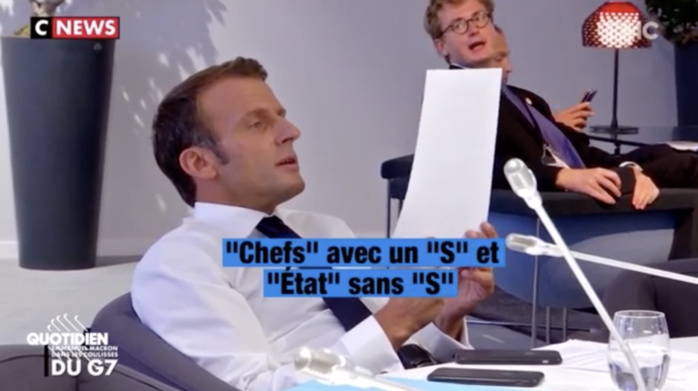 PHOTOS - Quand Emmanuel Macron se vexe pour une faute d'orthographe corrigée par son équipe