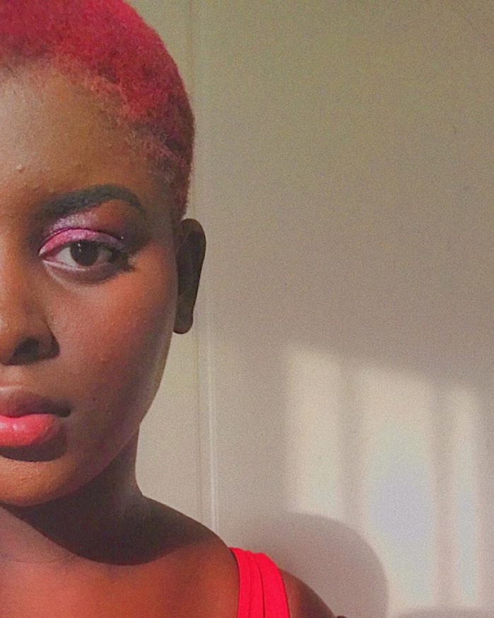 Majeure, Abiba adopte pour ses 18 ans un nouveau look, invalidé par les fans