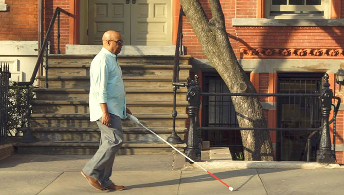 Cet ingénieur non-voyant invente une canne intelligente qui utilise Google Maps pour aider les personnes aveugles