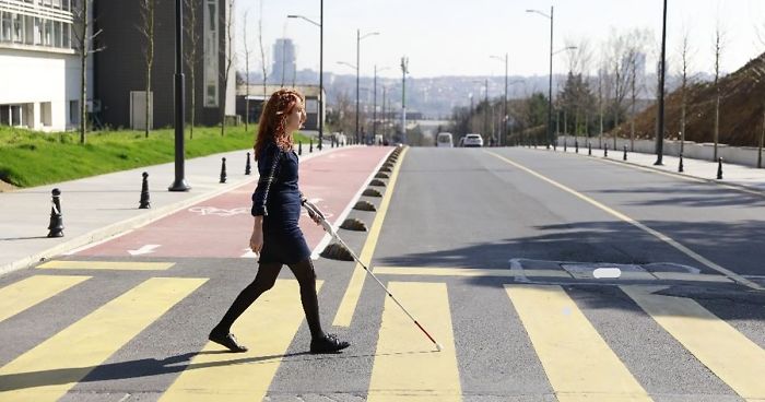 Cet ingénieur non-voyant invente une canne intelligente qui utilise Google Maps pour aider les personnes aveugles