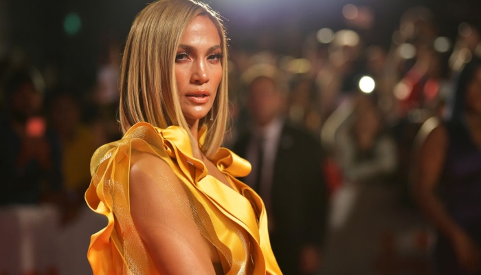 Agressée sur le tapis rouge pour son amour de la fourrure, Jennifer Lopez reste de marbre