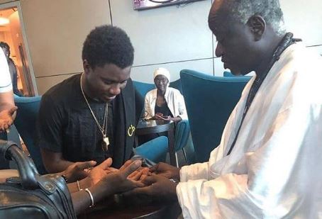 PHOTOS - AIBD: Une rencontre plein d'émotion entre Wally Seck et le marabout Serigne Cheikh Ndigueul Fall