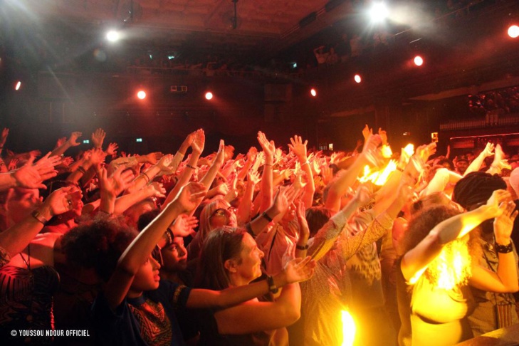 (PHOTOS) - Dans une Salle de Zurich, archi-comble : Les fans de Youssou Ndour refusent son départ de la scène