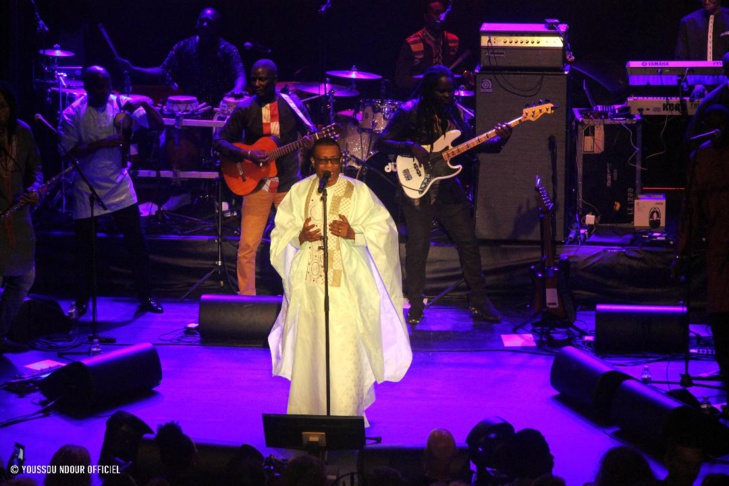 (PHOTOS) - Dans une Salle de Zurich, archi-comble : Les fans de Youssou Ndour refusent son départ de la scène