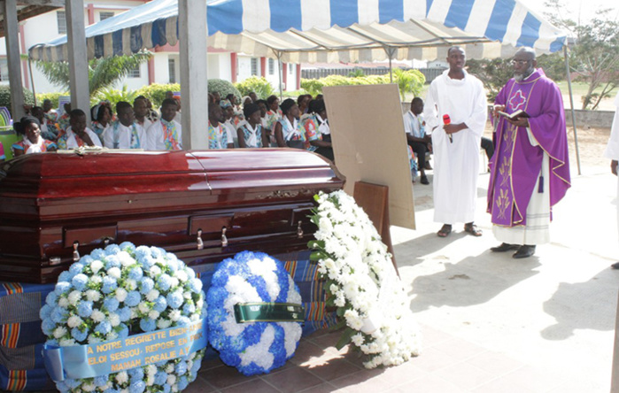 Deuil: Eloi Sessou, le célèbre styliste ivoirien, repose à jamais au cimetière de Grand-Bassam