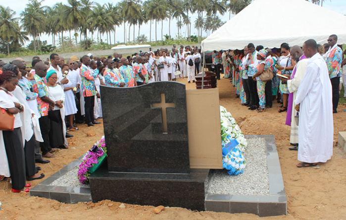 Deuil: Eloi Sessou, le célèbre styliste ivoirien, repose à jamais au cimetière de Grand-Bassam