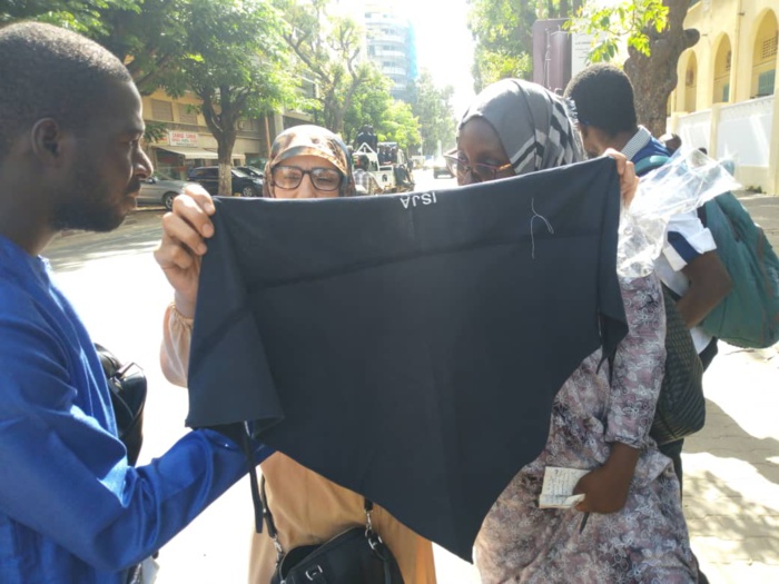 PHOTOS - Institution Sainte Jeanne d’Arc: Voici les nouveaux foulards proposés aux élèves voilées PHOTOS - Institution Sainte Jeanne d’Arc: Voici les nouveaux foulards proposés aux élèves voilées