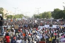 Un char lanceur d’eau passe sur un jeune manifestant ?