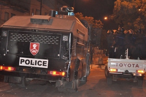 Regardez comment le camion " DRAGON '" fonce sur les manifestants