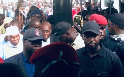 (PHOTOS) - Accueil chaleureux de Me Wade à Keur Serigne Touba: L'ex-chef d'Etat garde toute sa popularité dans la communauté mouride