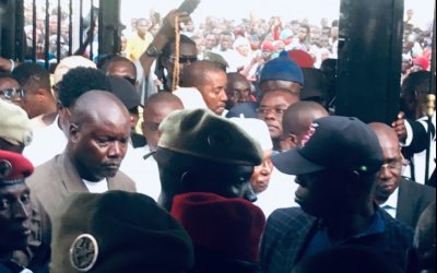 (PHOTOS) - Accueil chaleureux de Me Wade à Keur Serigne Touba: L'ex-chef d'Etat garde toute sa popularité dans la communauté mouride