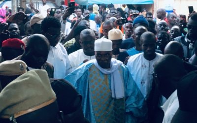 (PHOTOS) - Accueil chaleureux de Me Wade à Keur Serigne Touba: L'ex-chef d'Etat garde toute sa popularité dans la communauté mouride