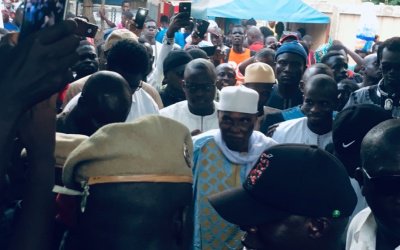 (PHOTOS) - Accueil chaleureux de Me Wade à Keur Serigne Touba: L'ex-chef d'Etat garde toute sa popularité dans la communauté mouride