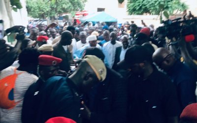 (PHOTOS) - Accueil chaleureux de Me Wade à Keur Serigne Touba: L'ex-chef d'Etat garde toute sa popularité dans la communauté mouride