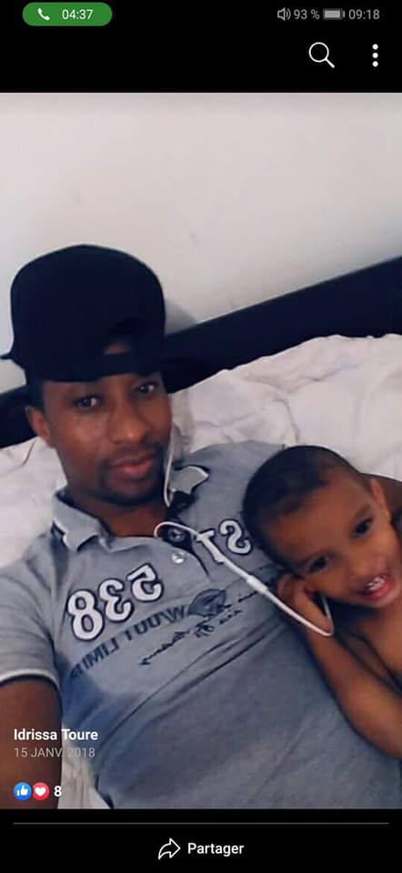 Voici Idrissa Touré, l’homme qui a planté 14 coups de couteau à sa femme devant ses 3 enfants (photos) Voici Idrissa Touré, l’homme qui a planté 14 coups de couteau à sa femme devant ses 3 enfants (photos)