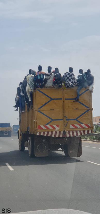 PHOTO - Un camion sans immatriculation et surchargé sur l'autoroute vers Colobane