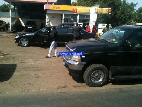 [Photos ] Abdoulaye Wade achète de l'essence à la station