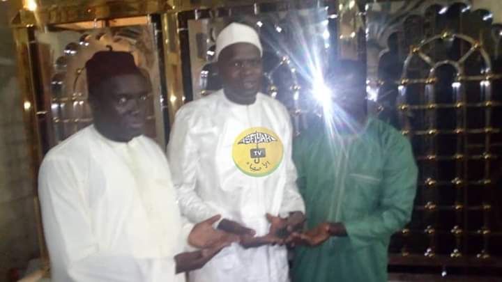 Tivaouane: Khalifa Sall aux mausolées de Serigne Babacar Sy et de Seydil Hadj Malick Sy (PHOTOS) Tivaouane: Khalifa Sall aux mausolées de Serigne Babacar Sy et de Seydil Hadj Malick Sy (PHOTOS)