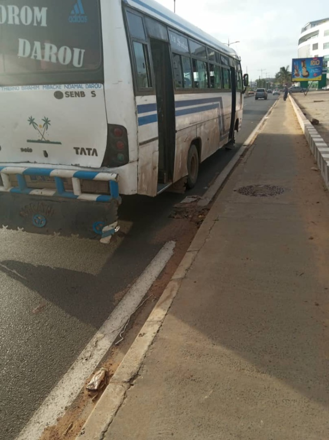 Accident aux Mamelles : Un scootériste sous les roues d'un minibus Tata