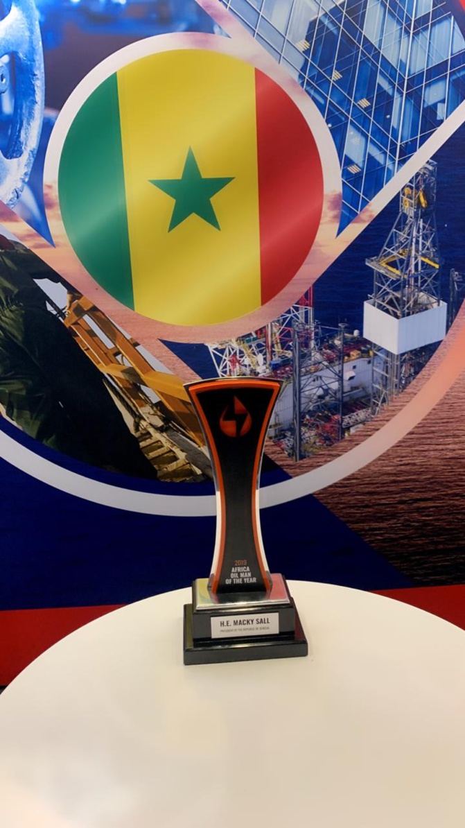 PHOTOS - Mouhamadou Makhtar Cissé recevant le prix de son patron Macky Sall « Homme de l'année du secteur pétrolier »