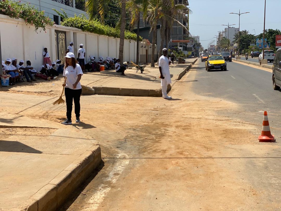 PHOTOS - Opération Set-Setal: L'entreprise Expert Auto nettoie la route des Almadies...