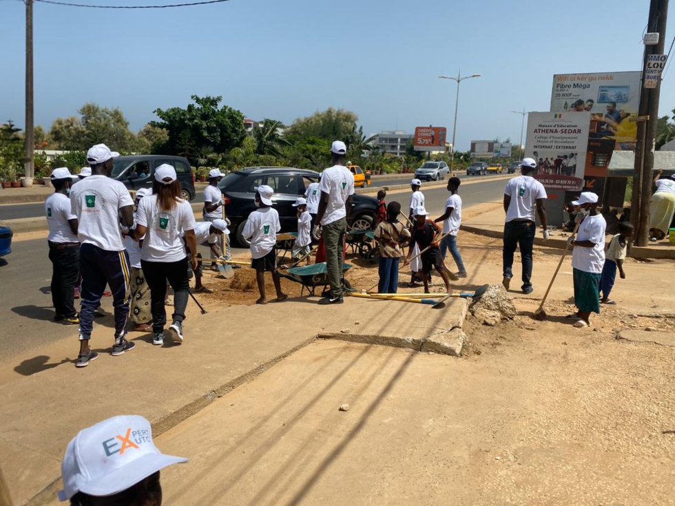PHOTOS - Opération Set-Setal: L'entreprise Expert Auto nettoie la route des Almadies...