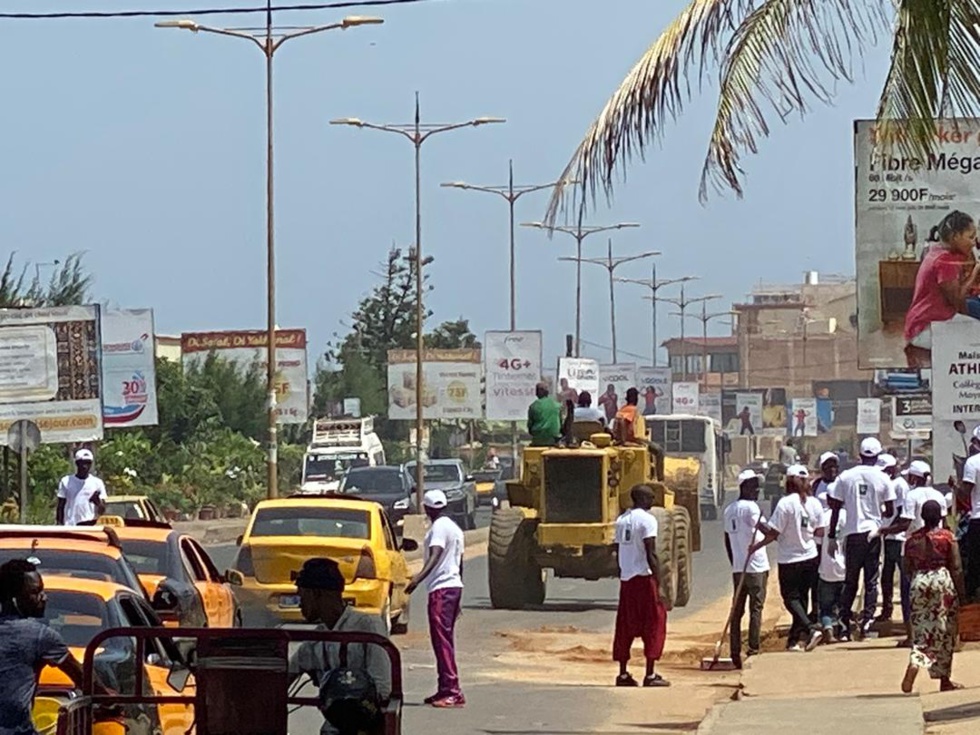 PHOTOS - Opération Set-Setal: L'entreprise Expert Auto nettoie la route des Almadies...