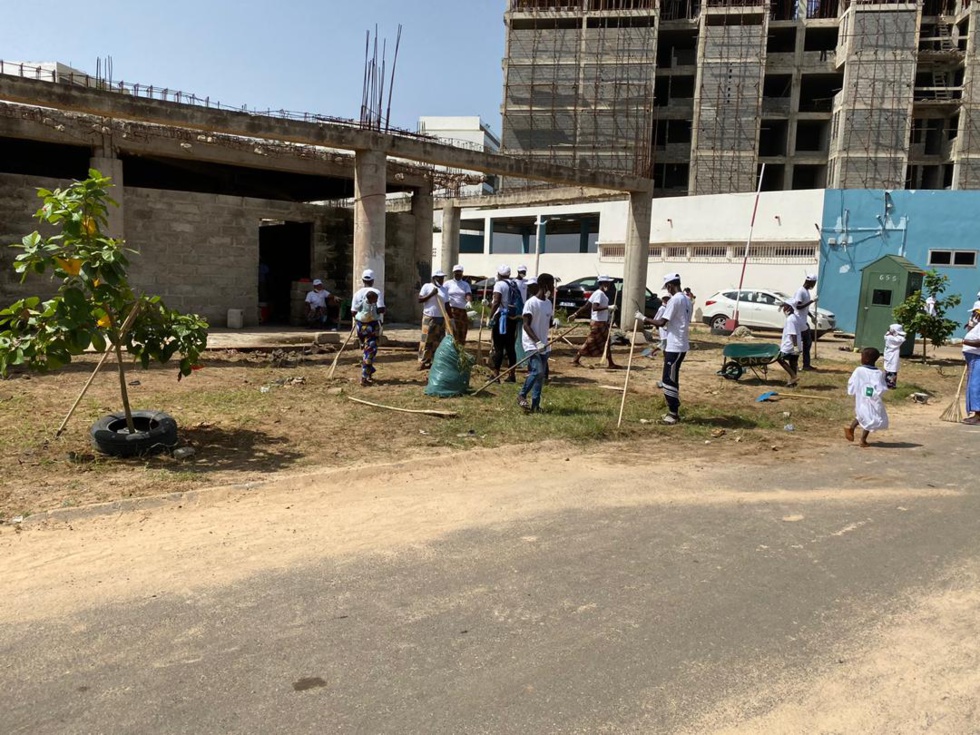 PHOTOS - Opération Set-Setal: L'entreprise Expert Auto nettoie la route des Almadies...
