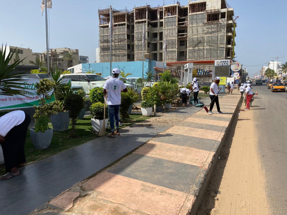 PHOTOS - Opération Set-Setal: L'entreprise Expert Auto nettoie la route des Almadies...