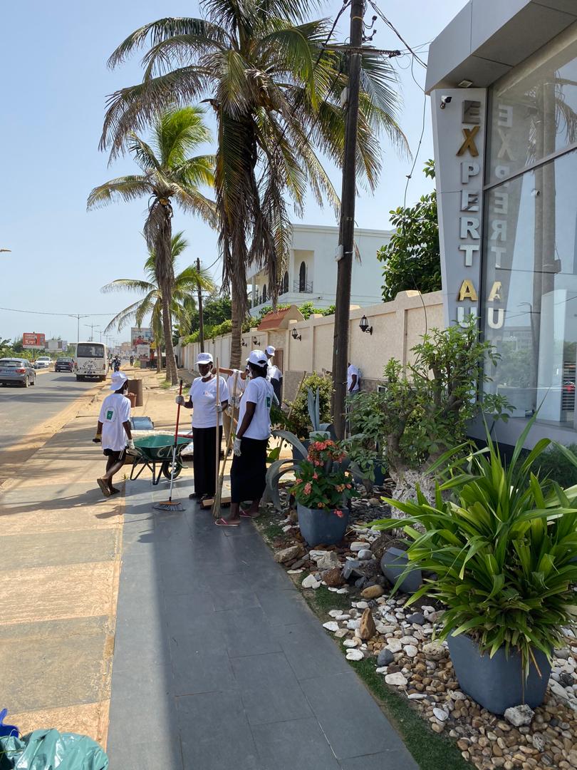 PHOTOS - Opération Set-Setal: L'entreprise Expert Auto nettoie la route des Almadies...