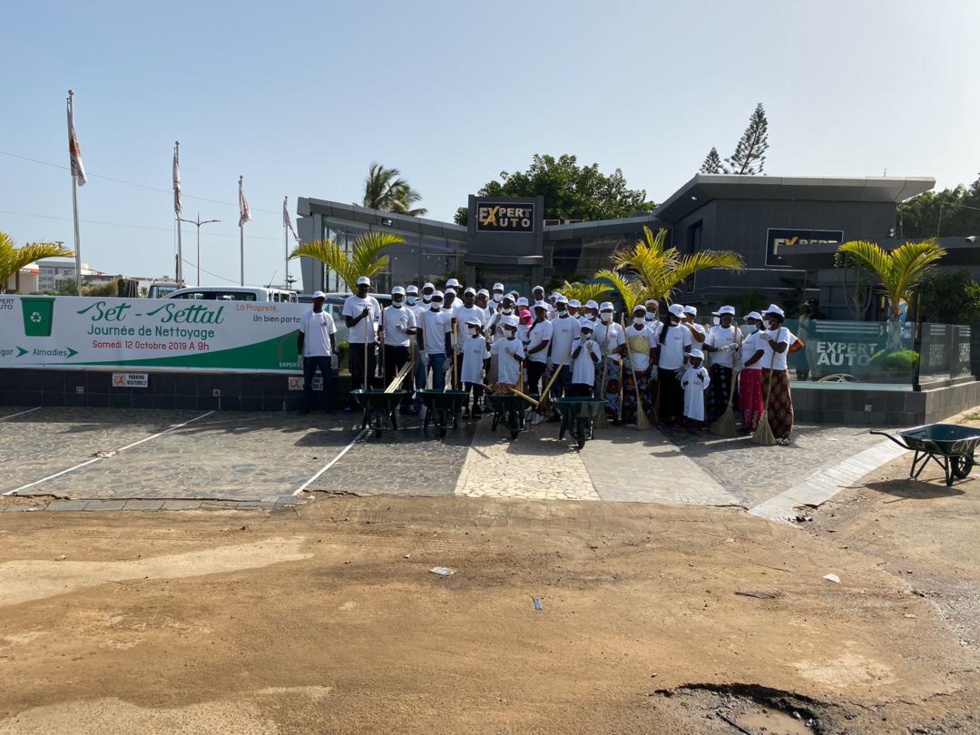 PHOTOS - Opération Set-Setal: L'entreprise Expert Auto nettoie la route des Almadies...