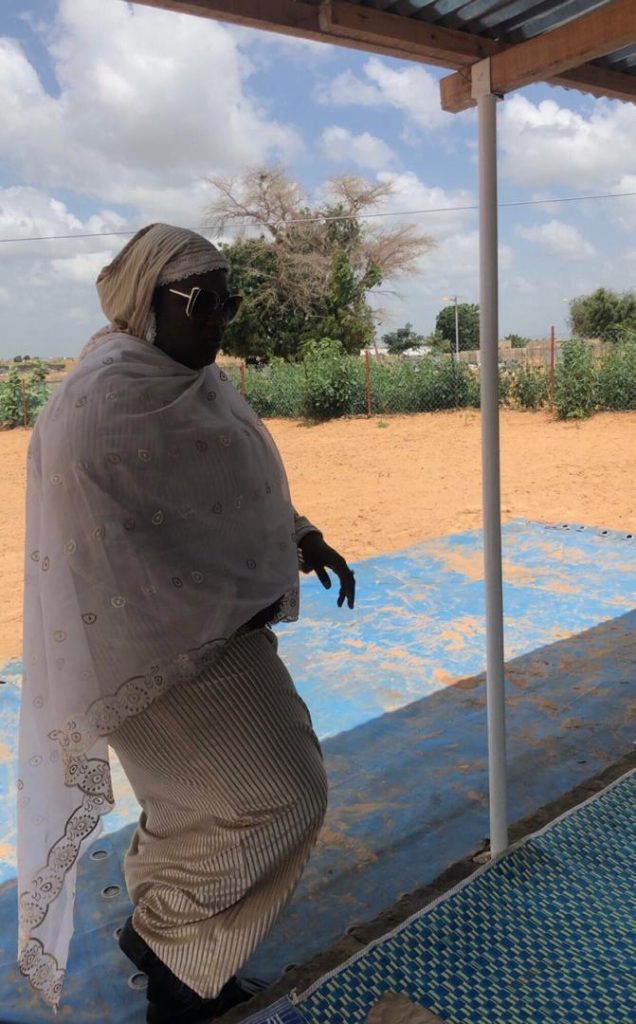 VIDEO - Bijou Ngoné se recueille au mausolée de Cheikh Béthio: «Lima Cheikh bi daan wakh...»