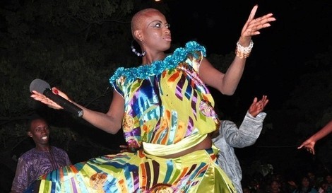 Moins de 40 jours après le décès de sa mère : Ndèye Guèye surprise en train de danser dans un baptême à Guédiawaye