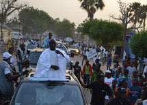 Dernière minute: Idrissa Seck descend de son véhicule, la foule le suit, il marche vers la place de l'Indépendance