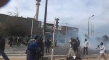 (Vidéo) Regardez comment la police charge les manifestants devant la RTS