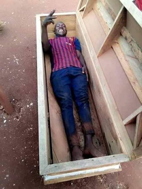 Nigéria: Il prend un selfie dans un cercueil et décède le lendemain (photos)