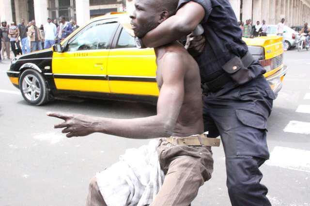 Un manifestant malmené par les policiers