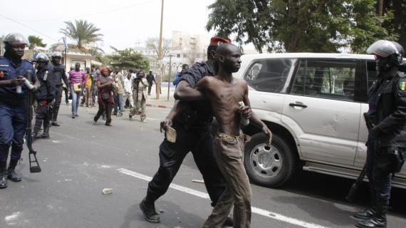 Un manifestant de l'opposition arrêté mercredi 15 février à Dakar, au Sénégal.