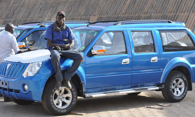 PHOTOS : L’homme d’affaires Cheikh Amar, fait don de 600 4X4 FOTON aux élus locaux