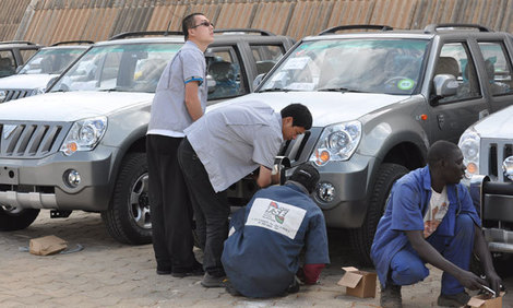 PHOTOS : L’homme d’affaires Cheikh Amar, fait don de 600 4X4 FOTON aux élus locaux