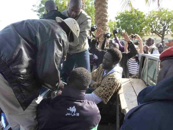 Simon, Kilifeu et les autres leaders de Y'en a marre arrêtés hier entendus à l'instant au Commissariat Central.