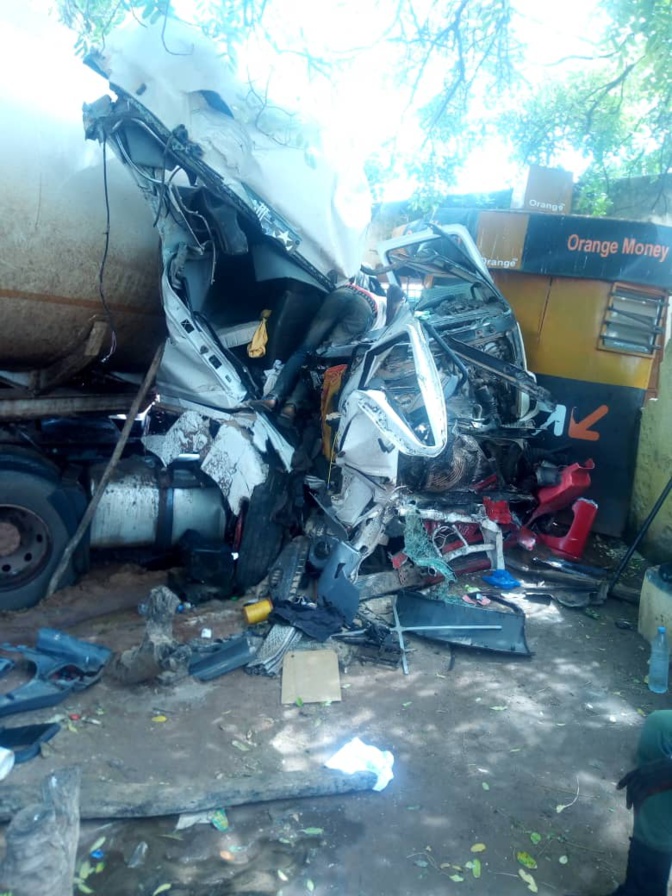 PHOTOS - Keur Mboucki: Un camion citerne écrase un kiosque Orange money