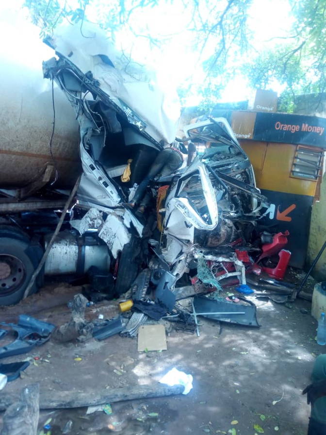 PHOTOS - Keur Mboucki: Un camion citerne écrase un kiosque Orange money
