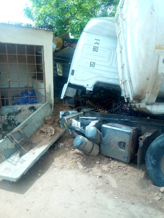 PHOTOS - Keur Mboucki: Un camion citerne écrase un kiosque Orange money