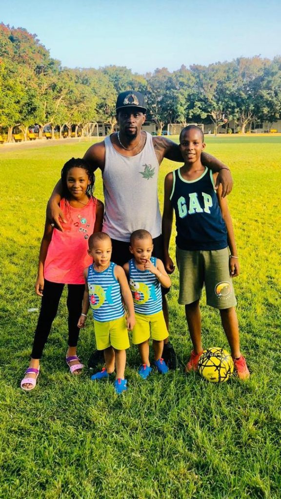 PHOTOS - La vie de Henry Camara en famille