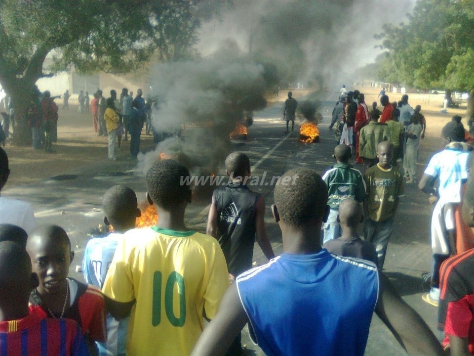 [Exclusivité Photos ] Violentes manifestations  à  Ndande FALL ( Louga ) 