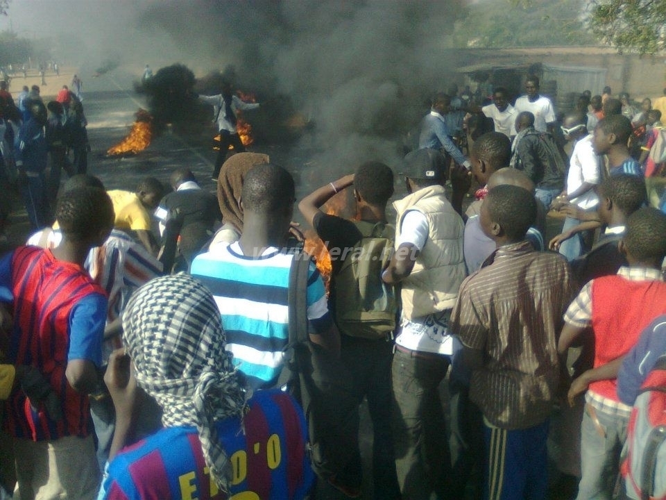 [Exclusivité Photos ] Violentes manifestations  à  Ndande FALL ( Louga ) 
