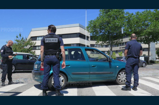 A Lyon: Un homme abandonne son enfant de 8 ans seul dans sa voiture en pleine nuit pour un rendez-vous A Lyon: Un homme abandonne son enfant de 8 ans seul dans sa voiture en pleine nuit pour un rendez-vous